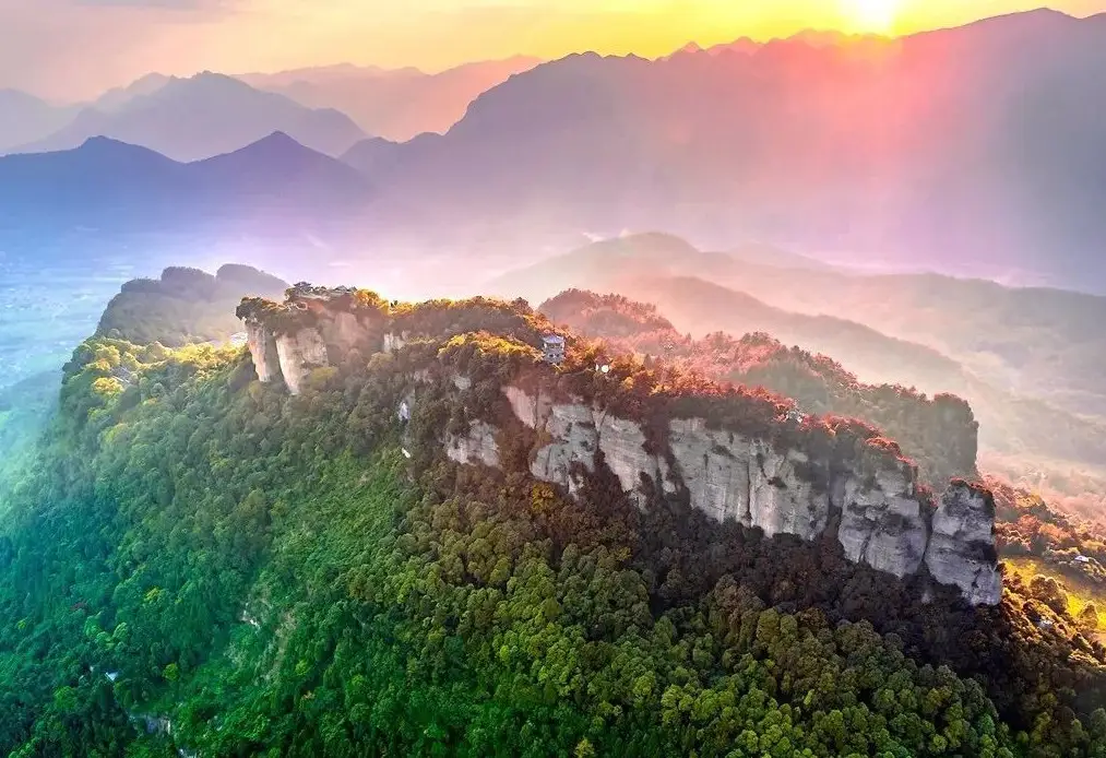 好消息，暑期直通車來啦！綿陽—江油景區(qū)直通車開通，城區(qū)內(nèi)接送直達(dá)景區(qū)。